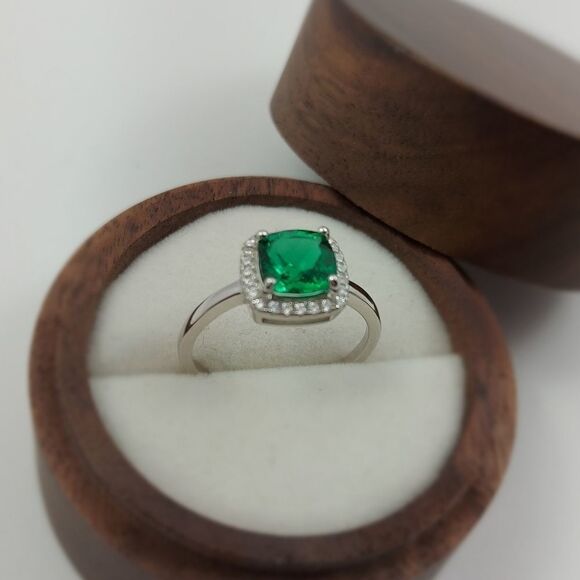 1.4 Carat Emerald Sterling Silver Ring - Picture 8 of 8